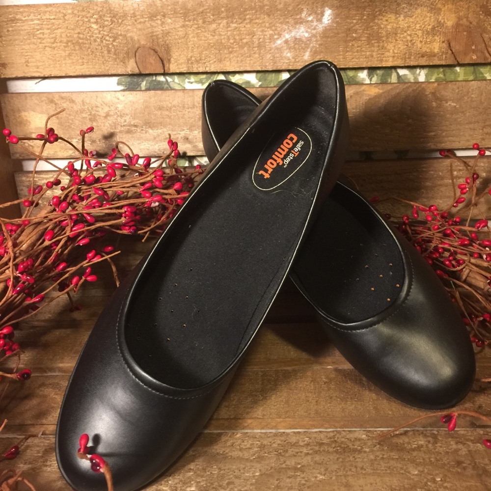 Black comfort pumps